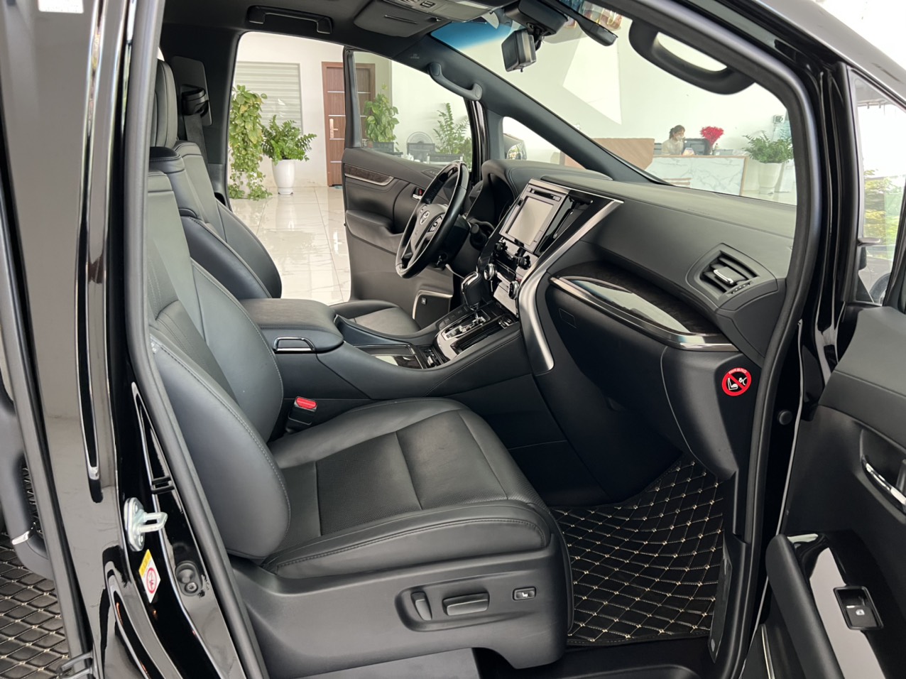 Bán Toyota Alphard Executive Lounge sản xuất 2018, màu đen, xe nhập khẩu sơn zin lốp theo xe -6