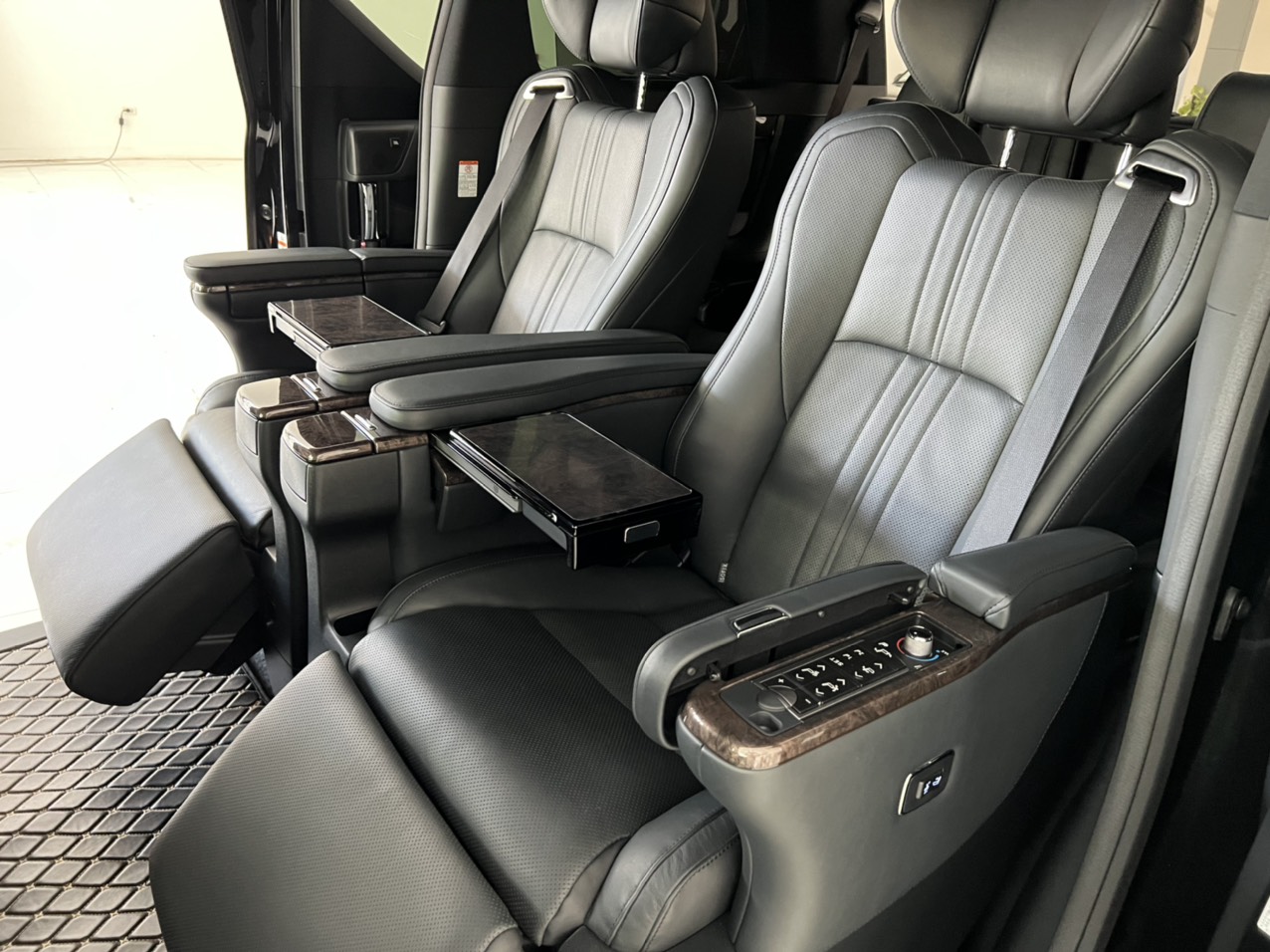 Bán Toyota Alphard Executive Lounge sản xuất 2018, màu đen, xe nhập khẩu sơn zin lốp theo xe -7