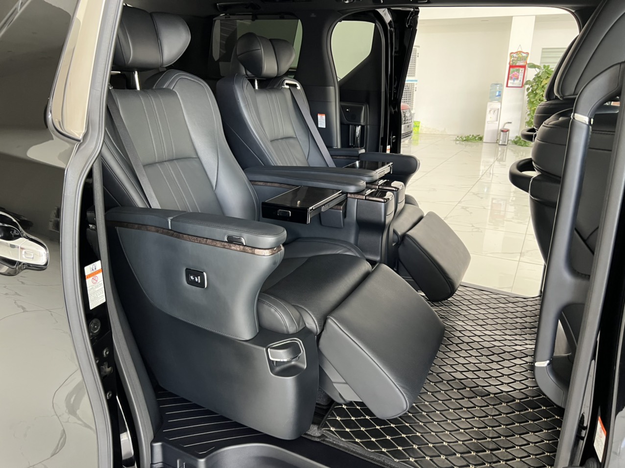 Bán Toyota Alphard Executive Lounge sản xuất 2018, màu đen, xe nhập khẩu sơn zin lốp theo xe -9