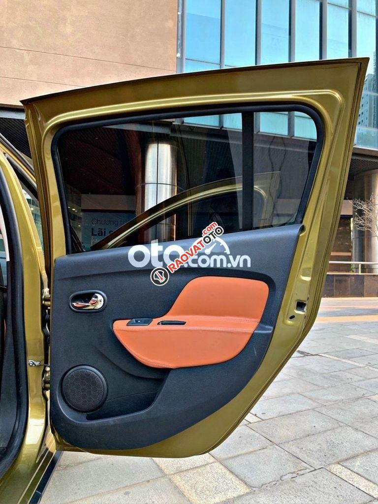 Cần bán gấp Renault Sandero 1.6 AT sản xuất năm 2017, màu nâu, xe nhập  -0