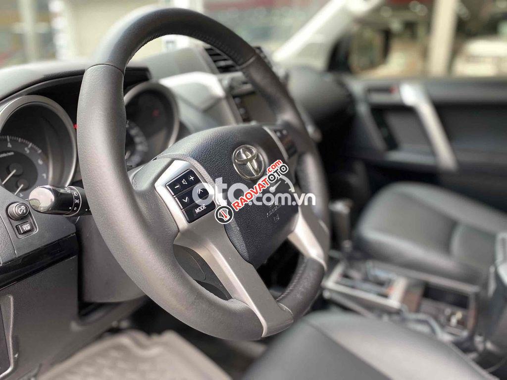 Cần bán xe Toyota Land Cruiser Prado TXL sản xuất năm 2017, màu đen-2