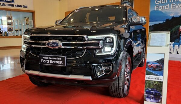 Bán Ford Everest Titanium 2.0L 4x4 AT 2023, màu đen, xe nhập-2