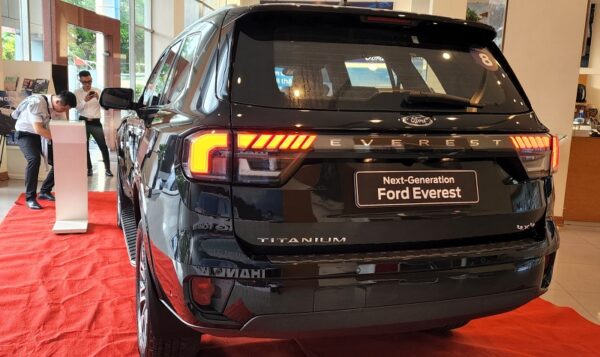 Bán Ford Everest Titanium 2.0L 4x4 AT 2023, màu đen, xe nhập-3