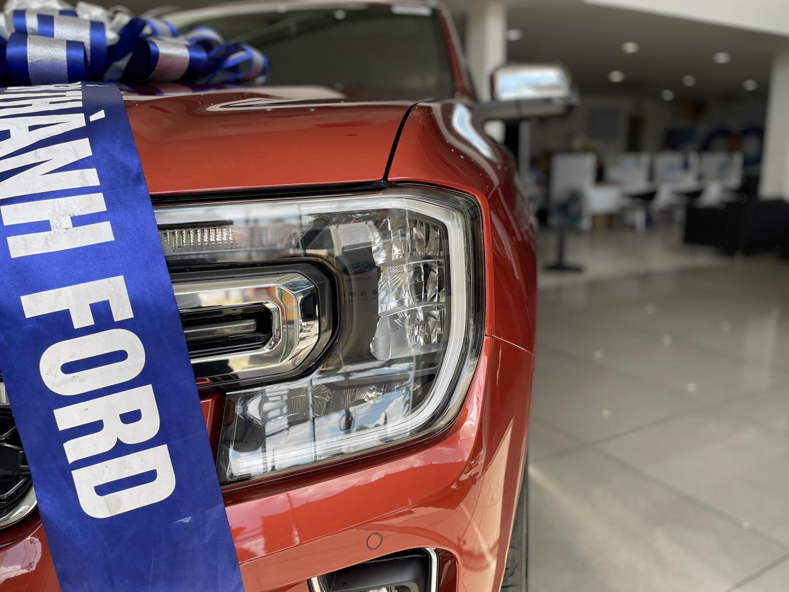 Xe Ford Everest Titanium 2.0L 4x2 AT 2023, màu đỏ, nhập khẩu nguyên chiếc-3