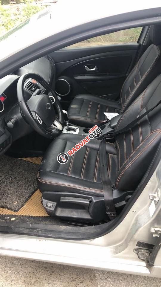 Xe màu bạc số tự động-5