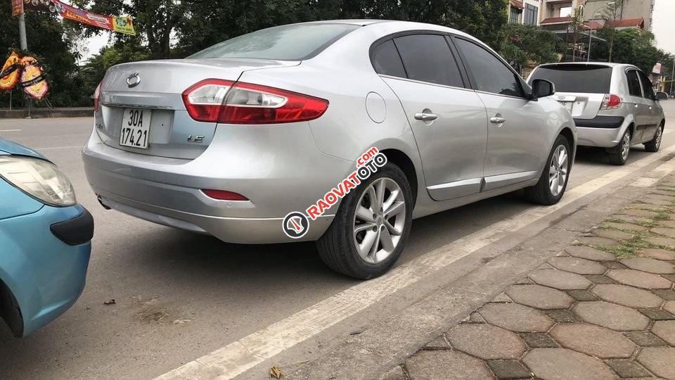 Xe màu bạc số tự động-0