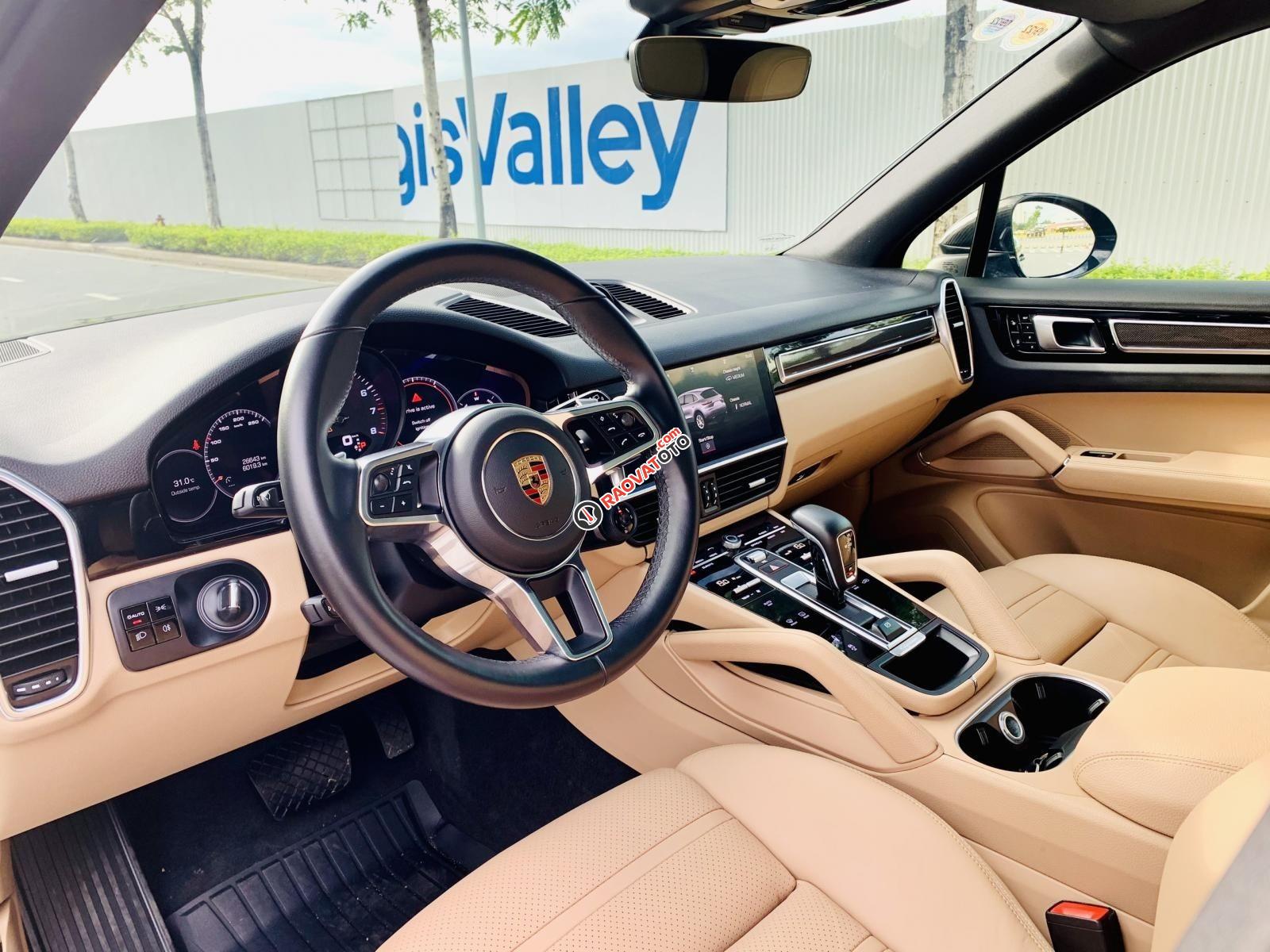 Đen, nội thất kem-8