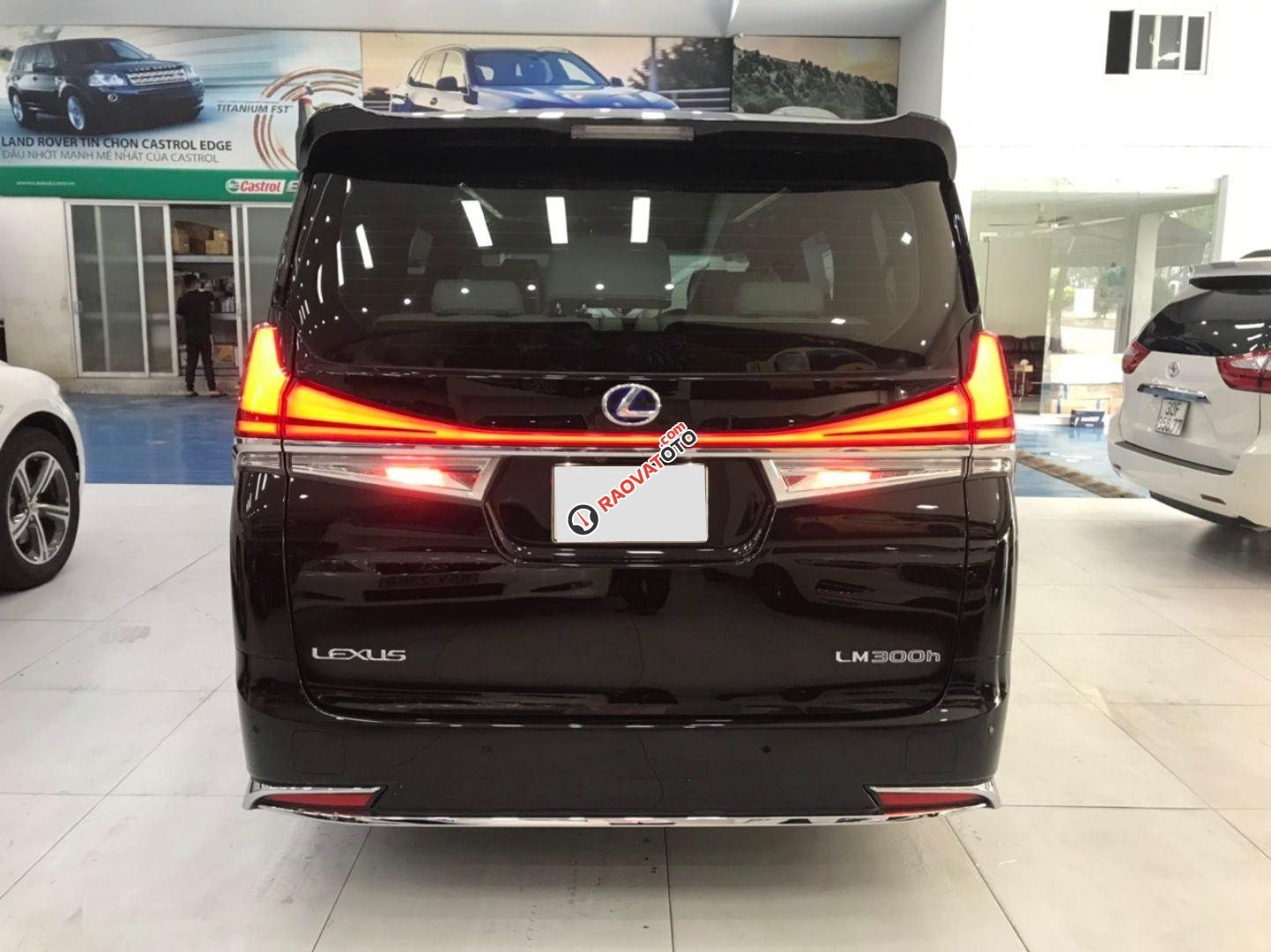 Màu đen, nội thất kem, 7 chỗ đa dụng và sang trọng-10