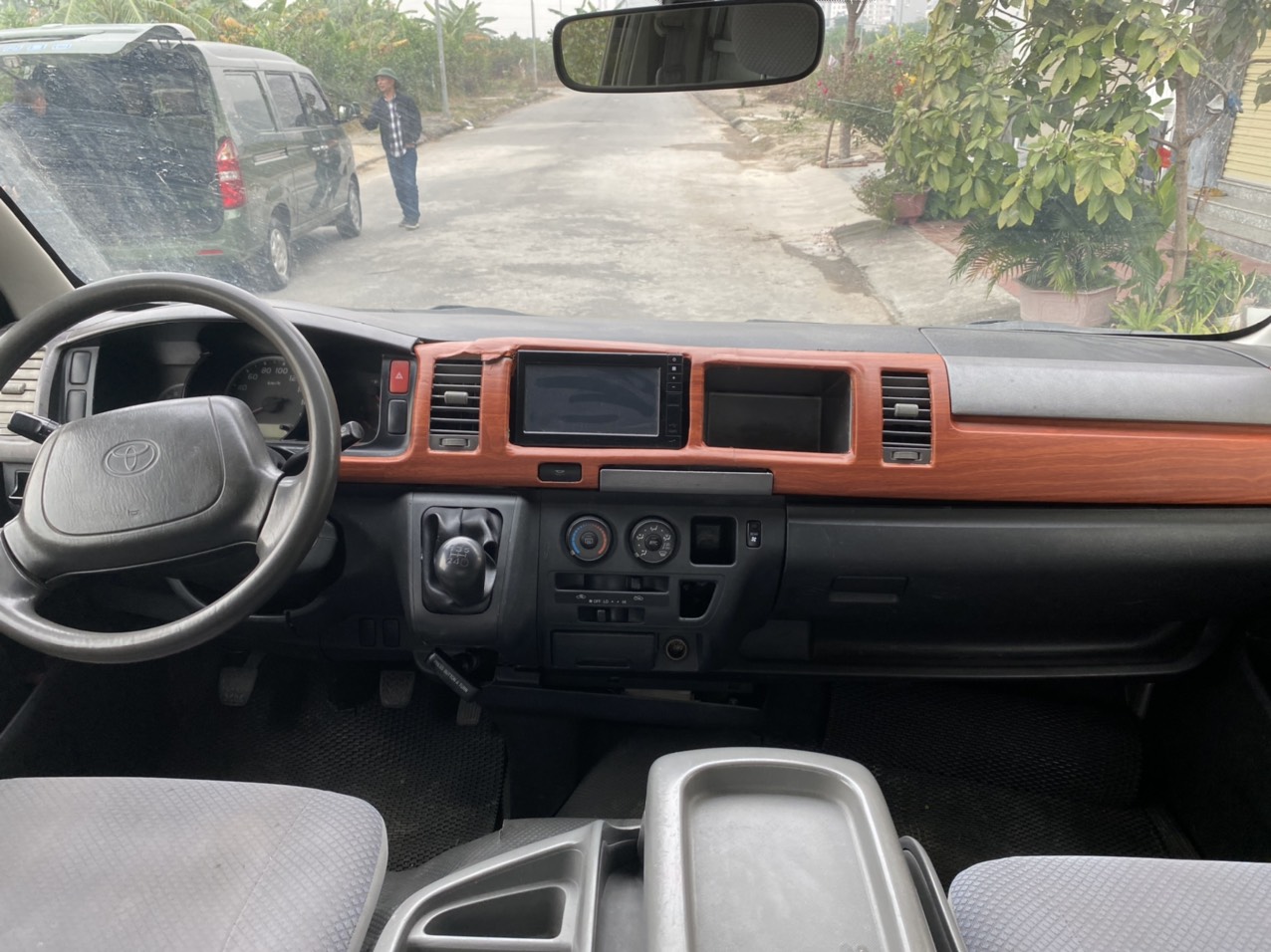 Xe Toyota Hiace 2011, màu xám, giá chỉ 300 triệu-7