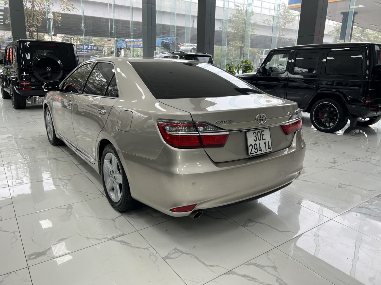 Toyota Camry 2.5Q màu vàng cát xe sản xuất năm 2017 biển Hà Nội tên cá nhân-3