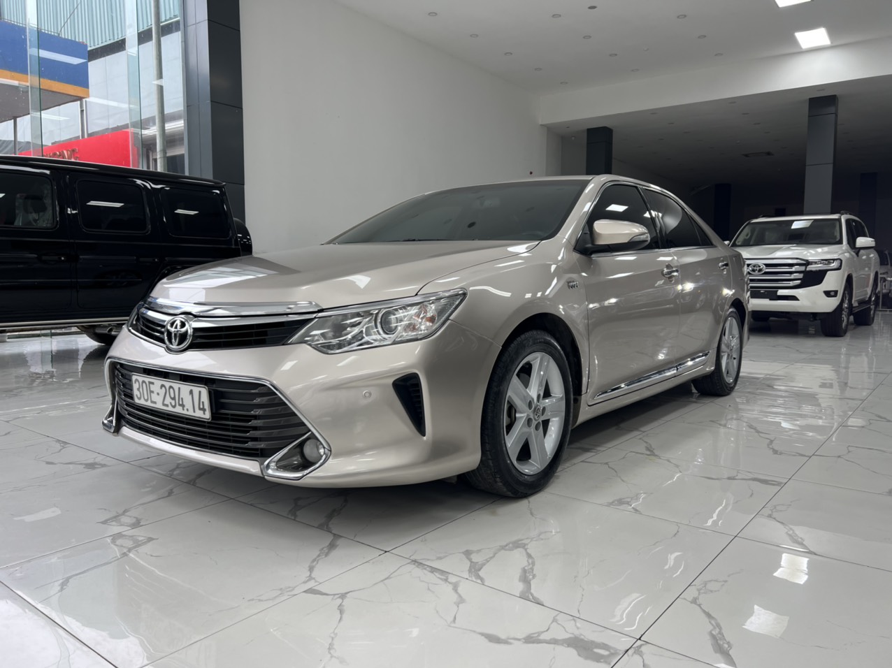 Toyota Camry 2.5Q màu vàng cát xe sản xuất năm 2017 biển Hà Nội tên cá nhân-4