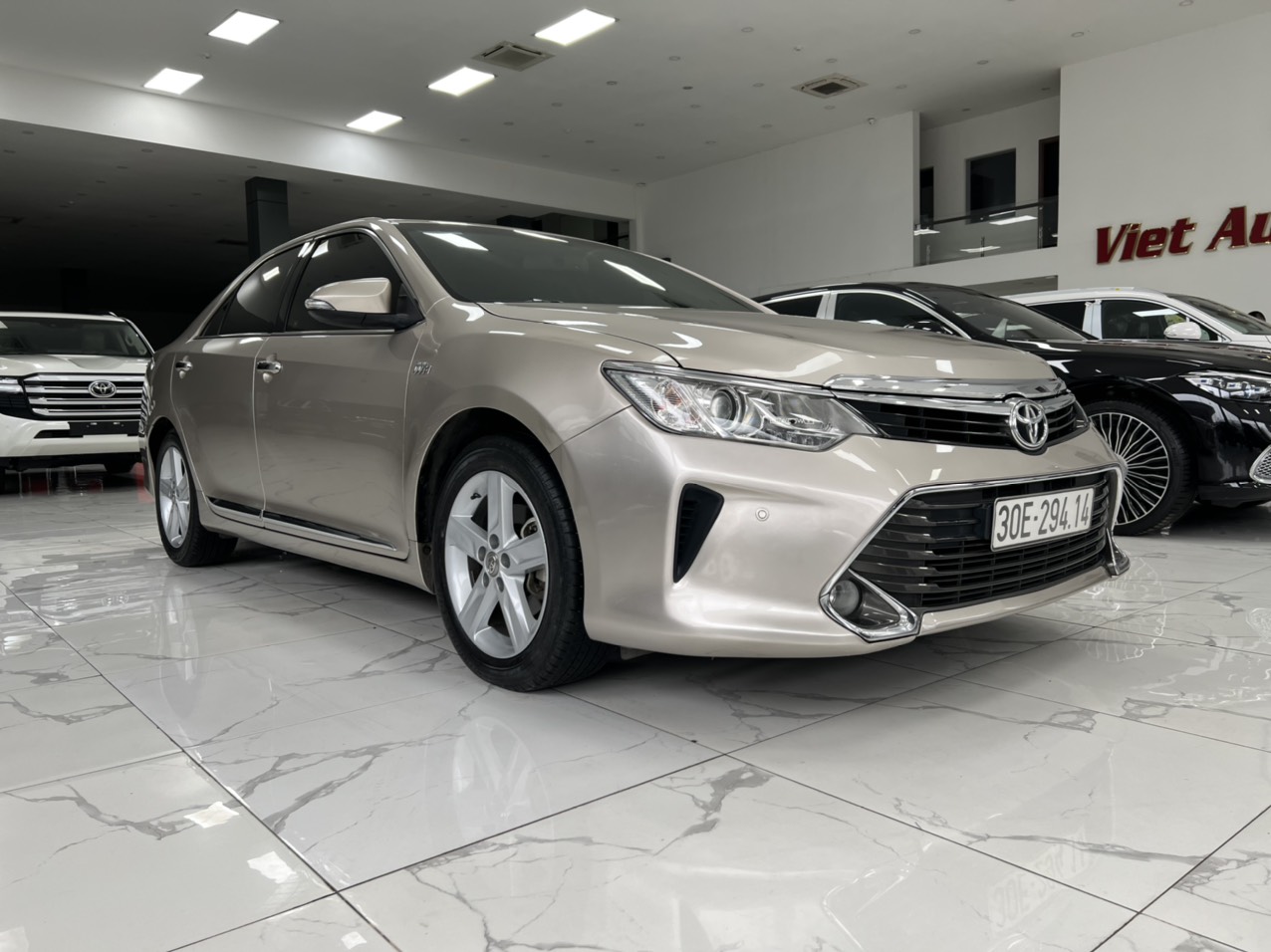 Toyota Camry 2.5Q màu vàng cát xe sản xuất năm 2017 biển Hà Nội tên cá nhân-1
