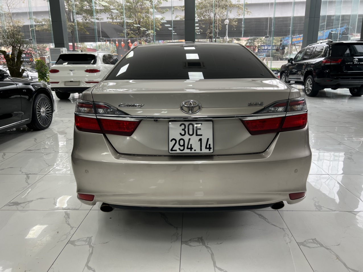 Toyota Camry 2.5Q màu vàng cát xe sản xuất năm 2017 biển Hà Nội tên cá nhân-2
