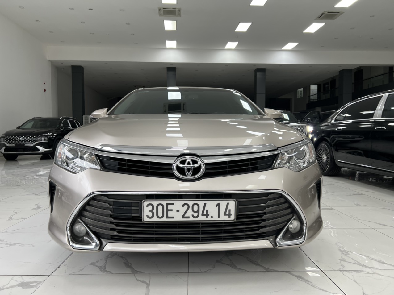 Toyota Camry 2.5Q màu vàng cát xe sản xuất năm 2017 biển Hà Nội tên cá nhân-0