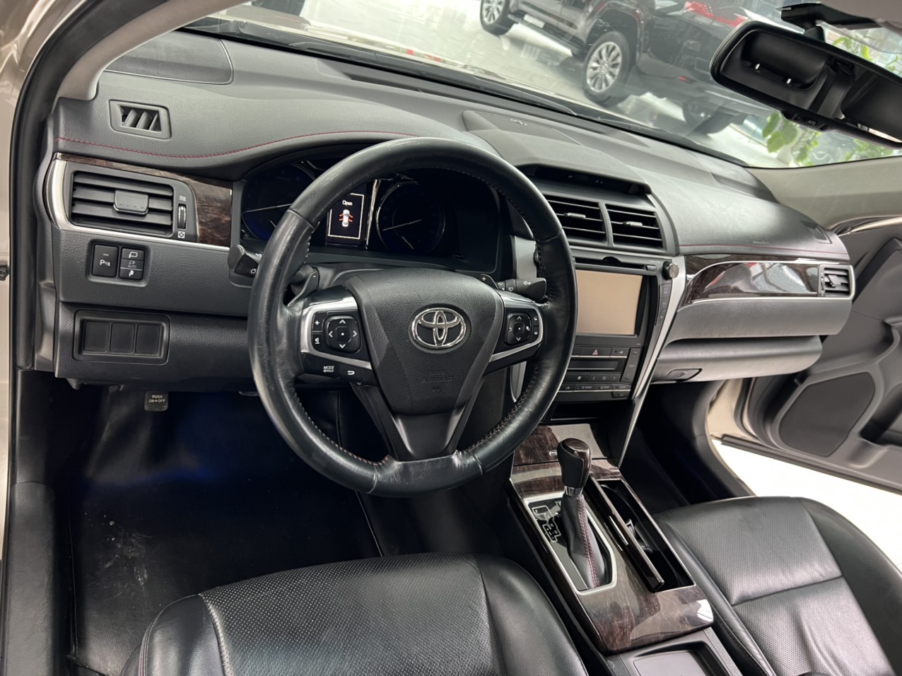 Toyota Camry 2.5Q màu vàng cát xe sản xuất năm 2017 biển Hà Nội tên cá nhân-9