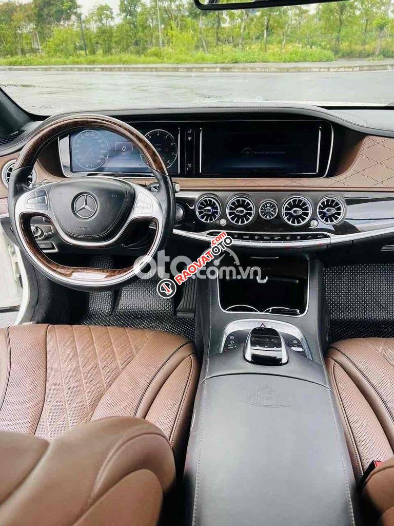 Siêu xe Maybach S400 màu trắng chờ đón sở-2