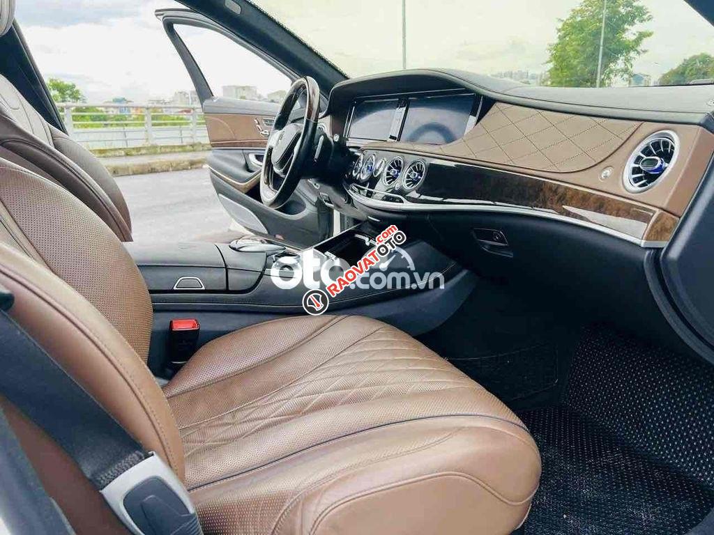 Siêu xe Maybach S400 màu trắng chờ đón sở-3