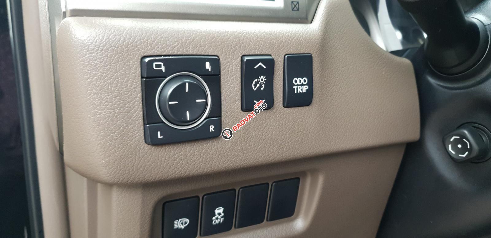 Màu đen, nội thất nâu
-12