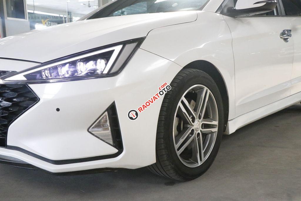 Màu trắng, 608 triệu-5