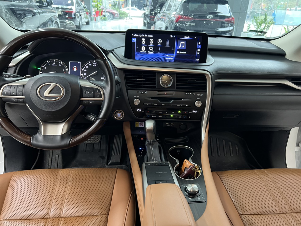 Em bán chiếc xe Lexus RX350 Luxury xe nhập chính hãng sản xuất năm 2019 đăng ký tên cá nhân, xe rất là mới biển đẹp-7