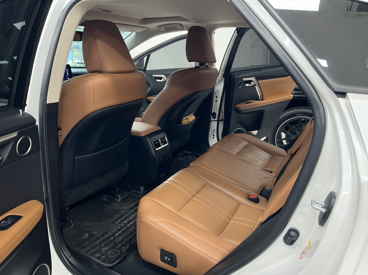 Em bán chiếc xe Lexus RX350 Luxury xe nhập chính hãng sản xuất năm 2019 đăng ký tên cá nhân, xe rất là mới biển đẹp-6