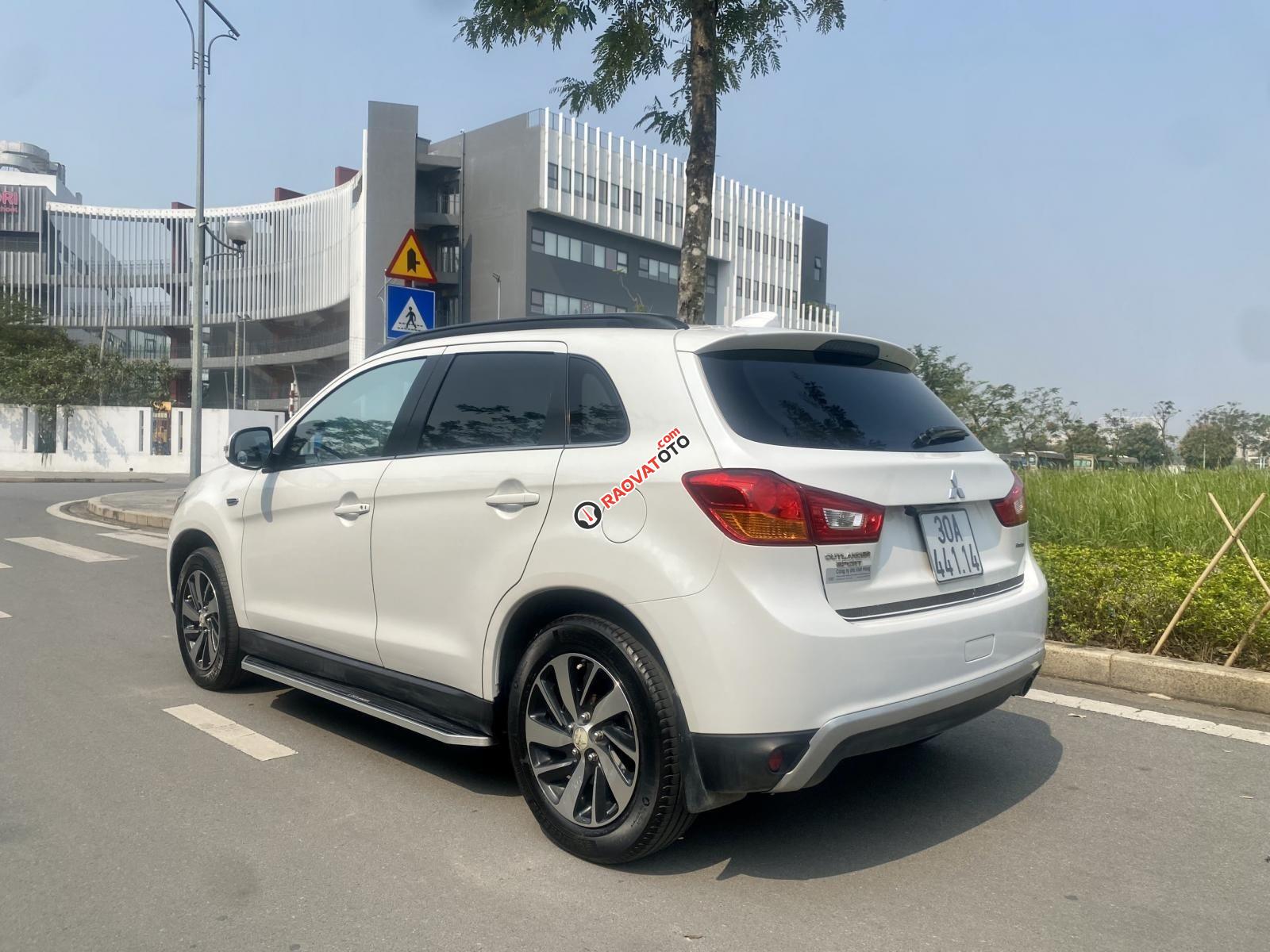 Xe màu trắng -10