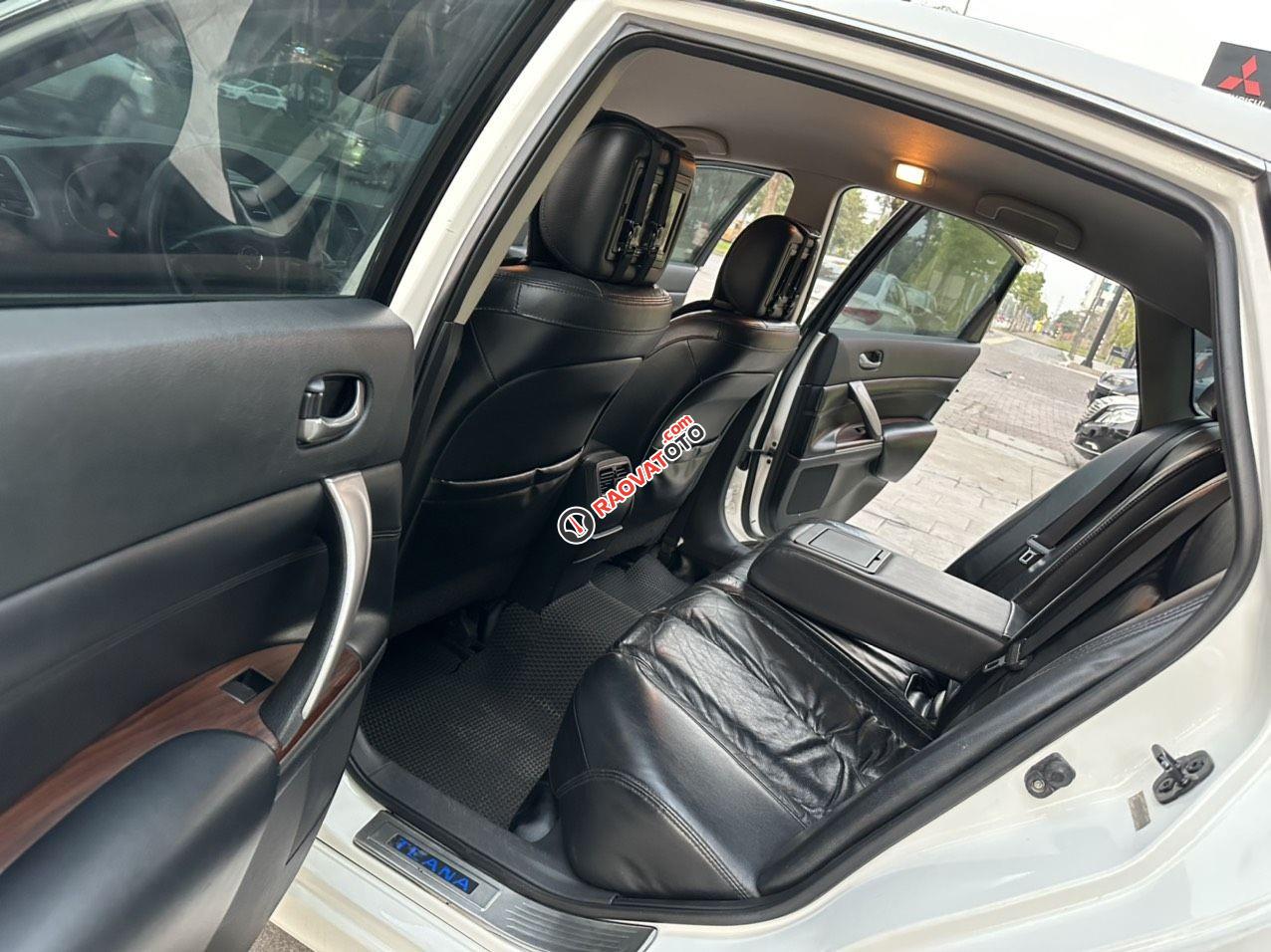 Xe màu trắng, giá chỉ 295 triệu-10