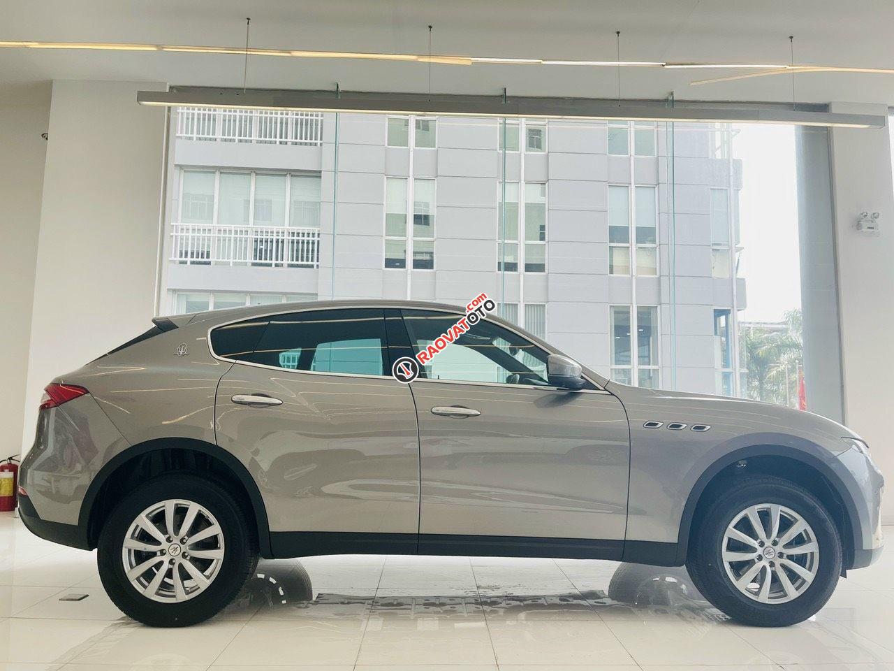 Gía xe maserati levante 2019 xe mới 100 màu xám bạc, màu bạc nội thất đen hổ trợ vay 65%-0