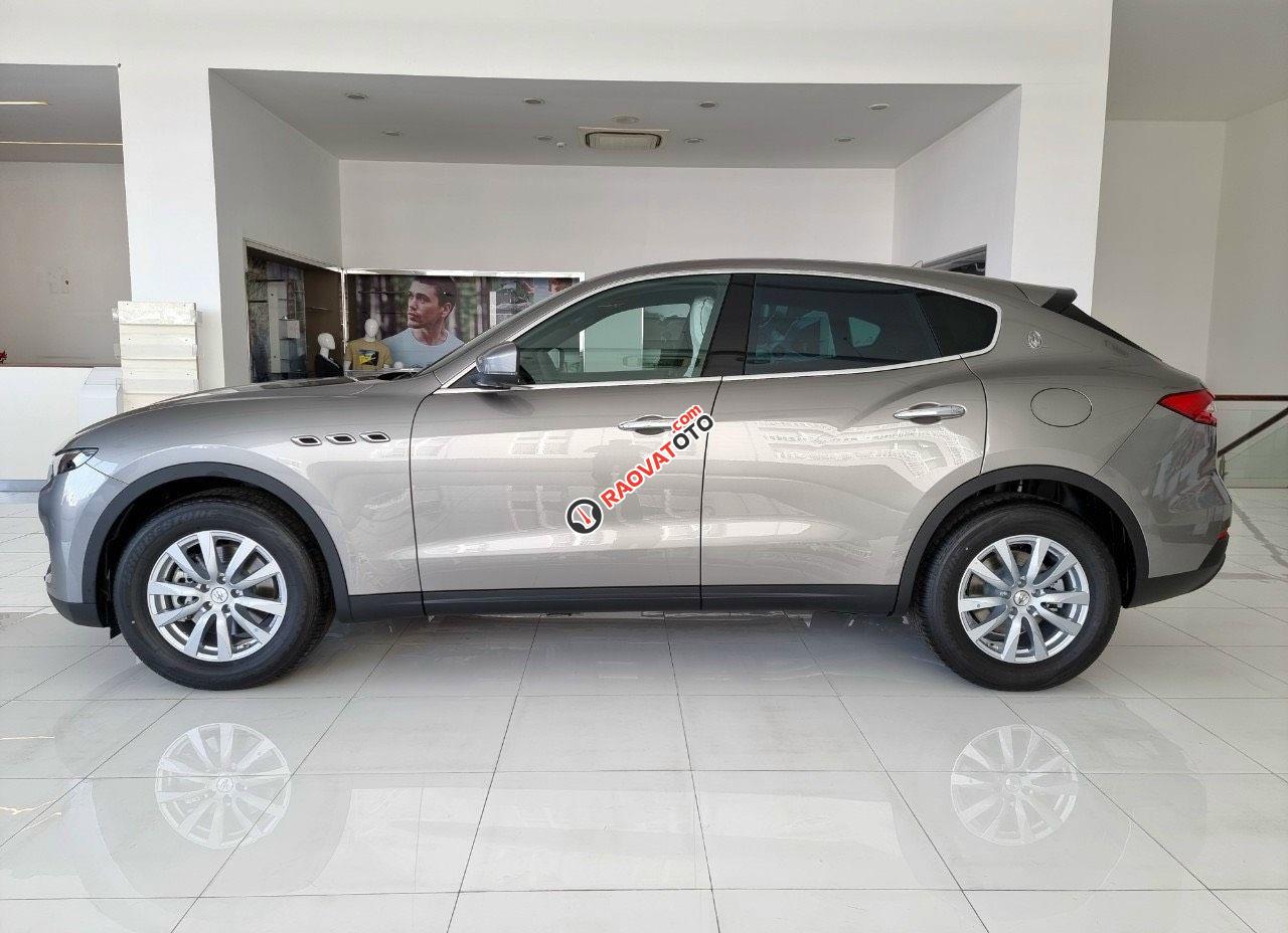 Gía xe maserati levante 2019 xe mới 100 màu xám bạc, màu bạc nội thất đen hổ trợ vay 65%-15