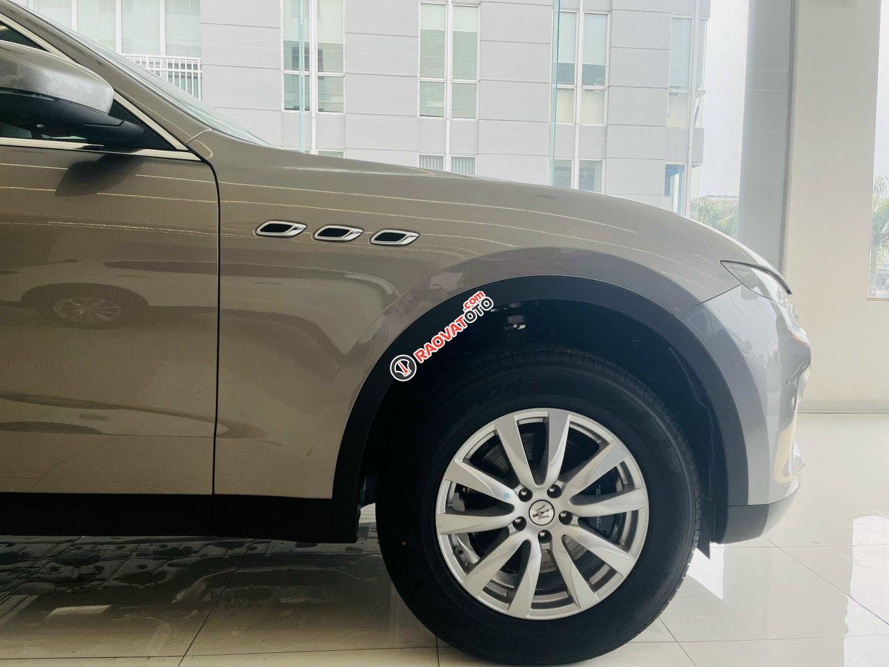 Gía xe maserati levante 2019 xe mới 100 màu xám bạc, màu bạc nội thất đen hổ trợ vay 65%-5