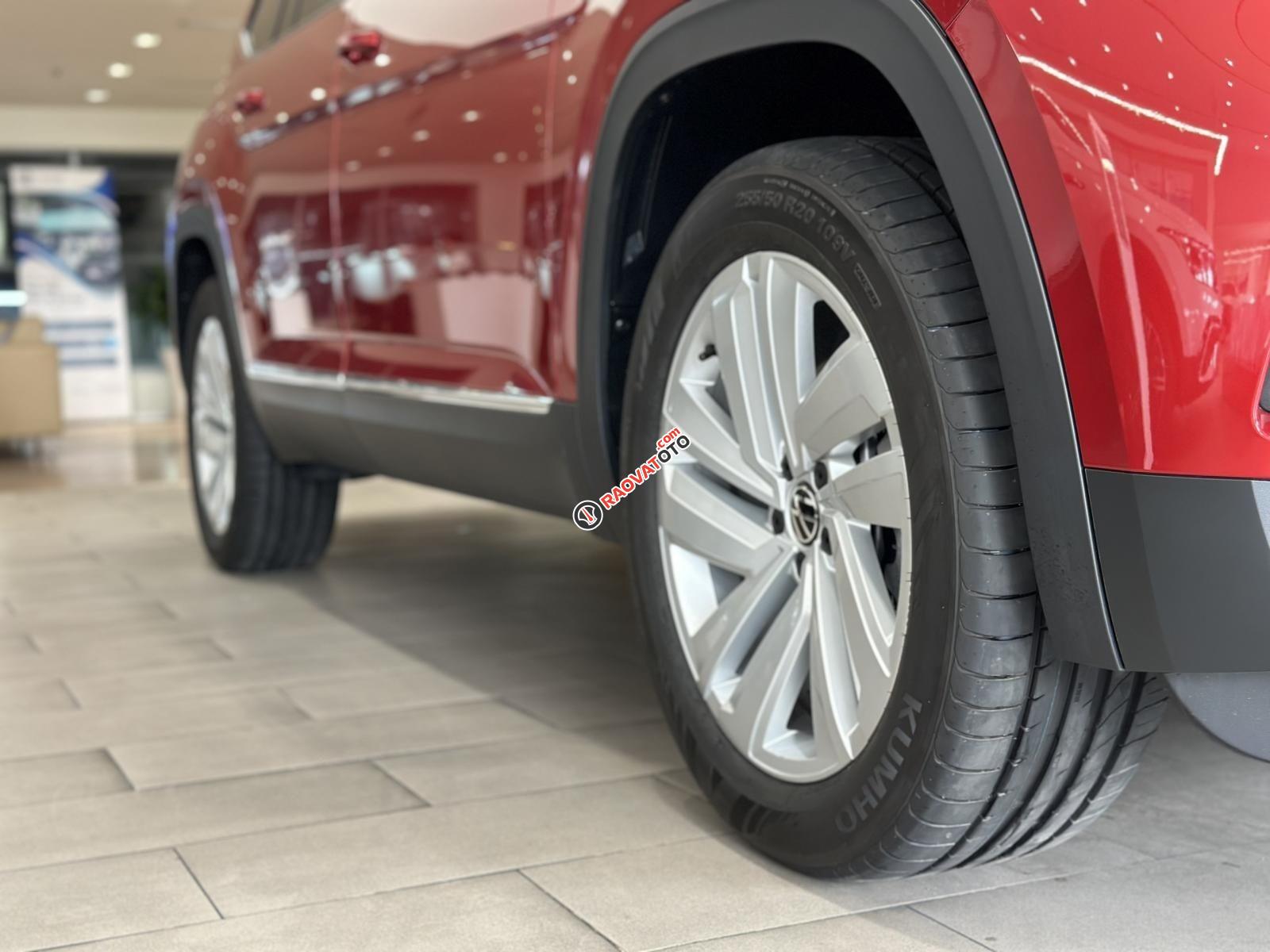 Màu đỏ xe có sẵn giao xe 7 chỗ cho gia đình - Khuyến mãi khủng trong tháng 6/2023 này-8