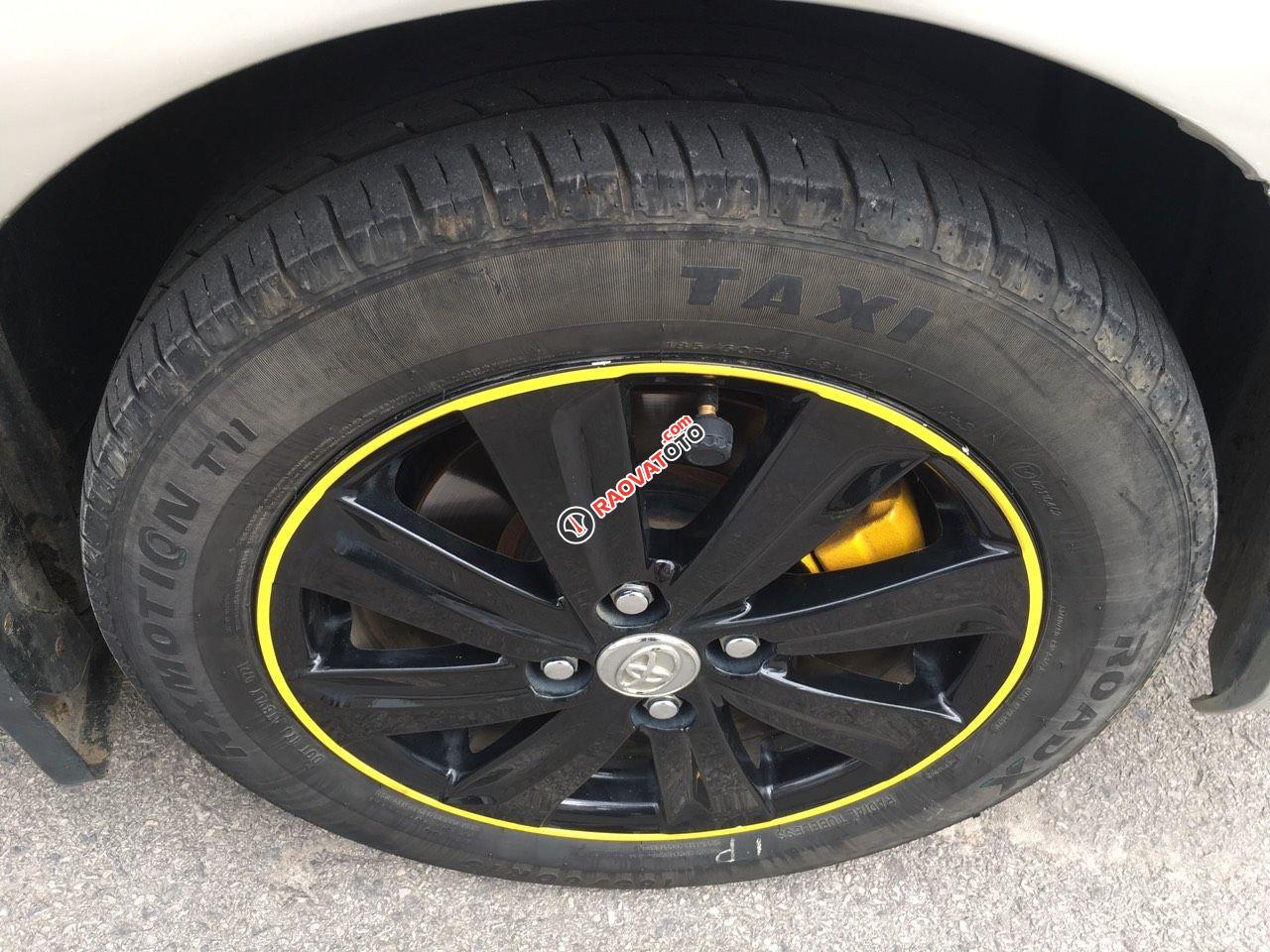 Xe gia đình màu bạc -17