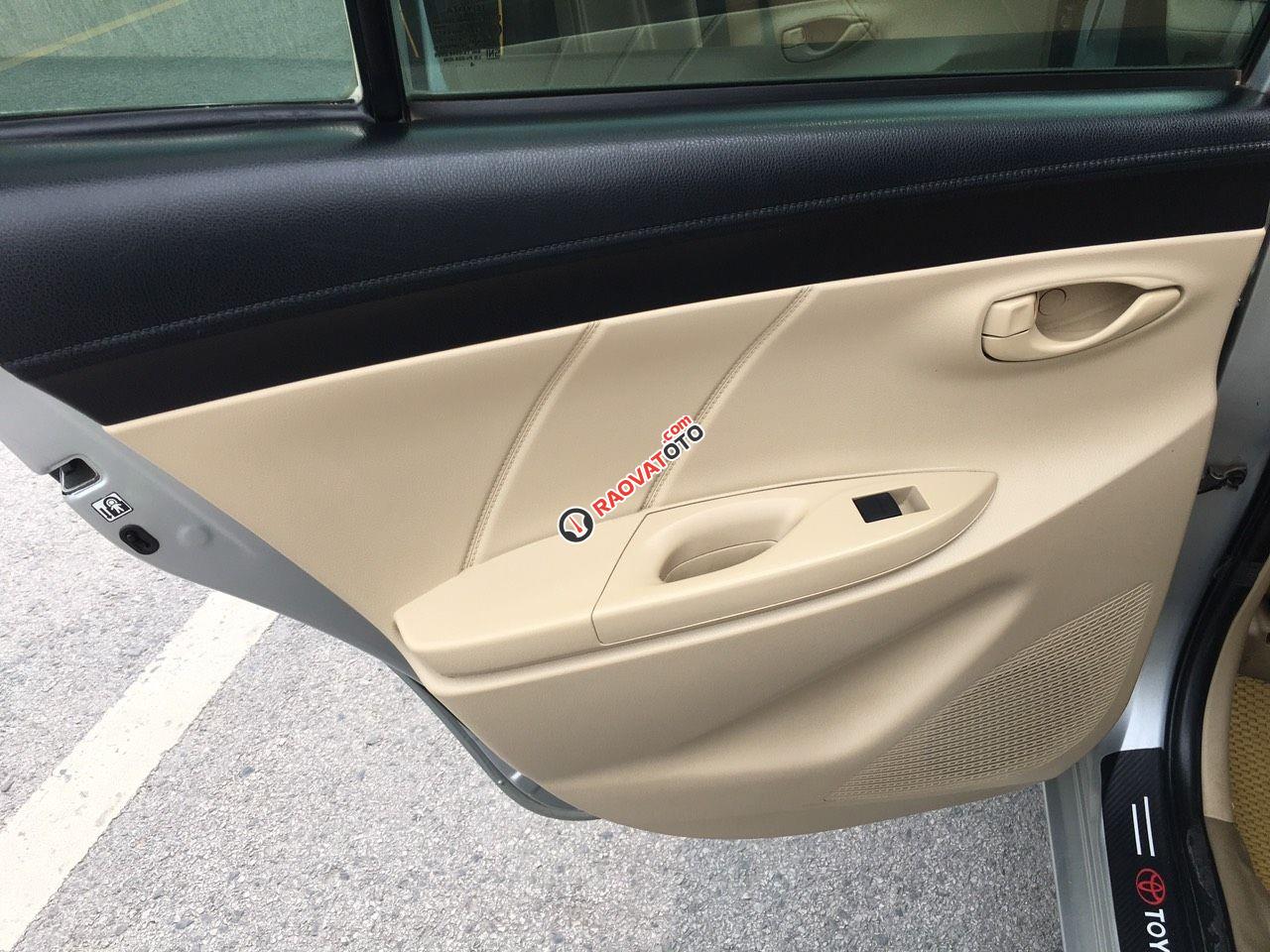 Xe gia đình màu bạc -13