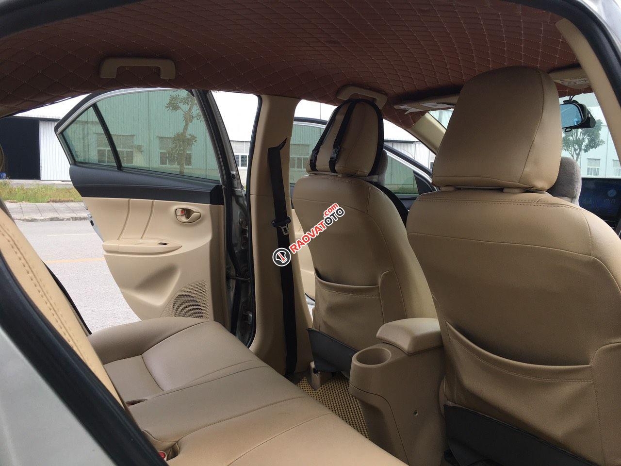 Xe gia đình màu bạc -9