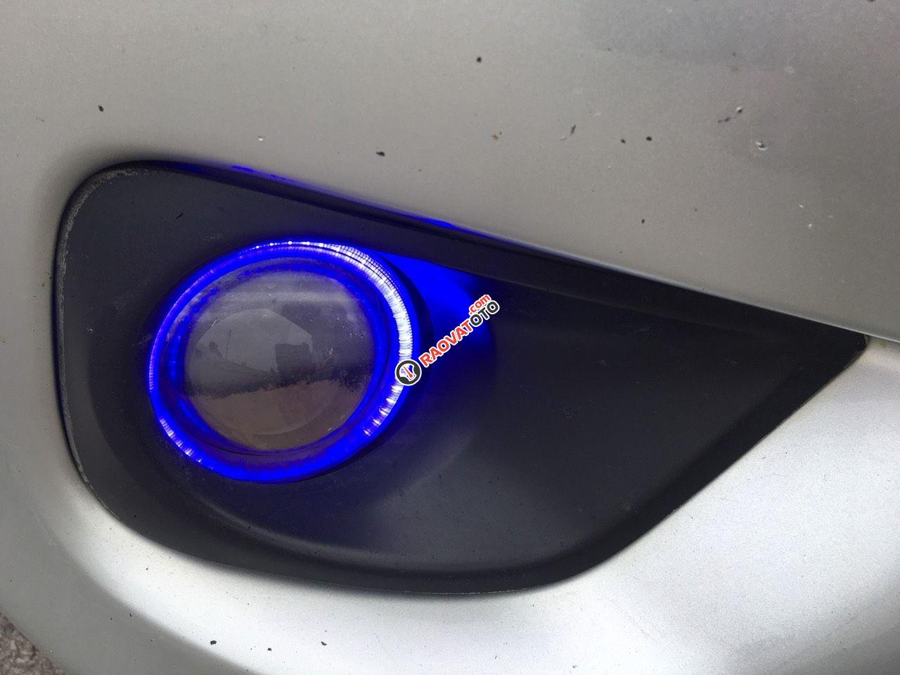 Xe gia đình màu bạc -16