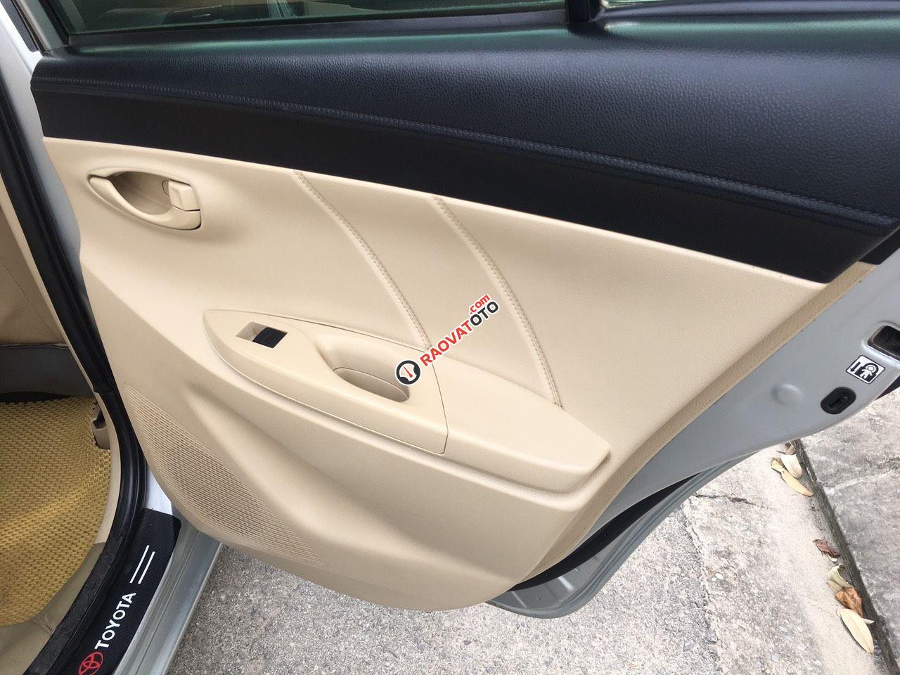 Xe gia đình màu bạc -12