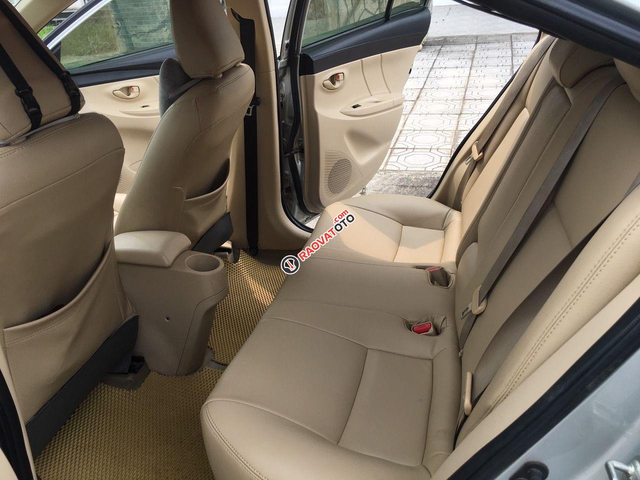 Xe gia đình màu bạc -11