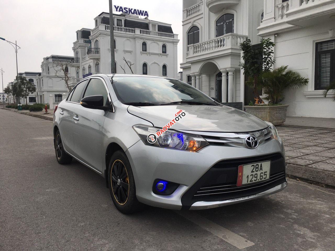 Xe gia đình màu bạc -3