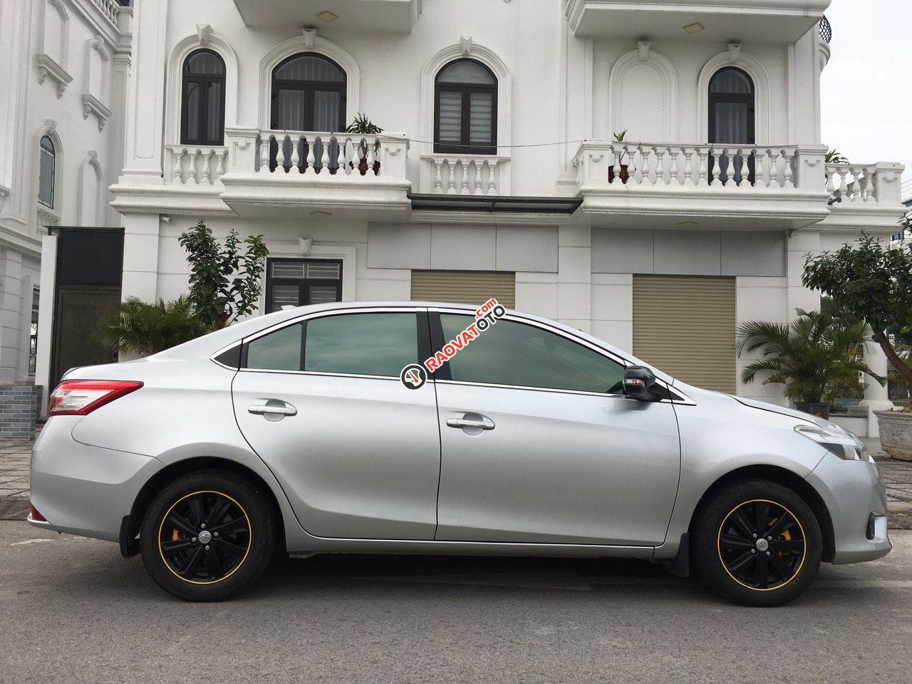 Xe gia đình màu bạc -4