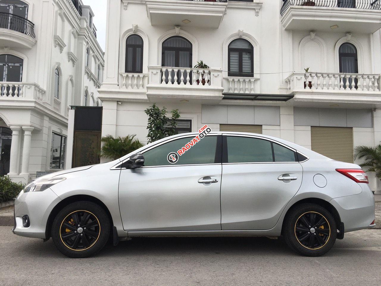 Xe gia đình màu bạc -5