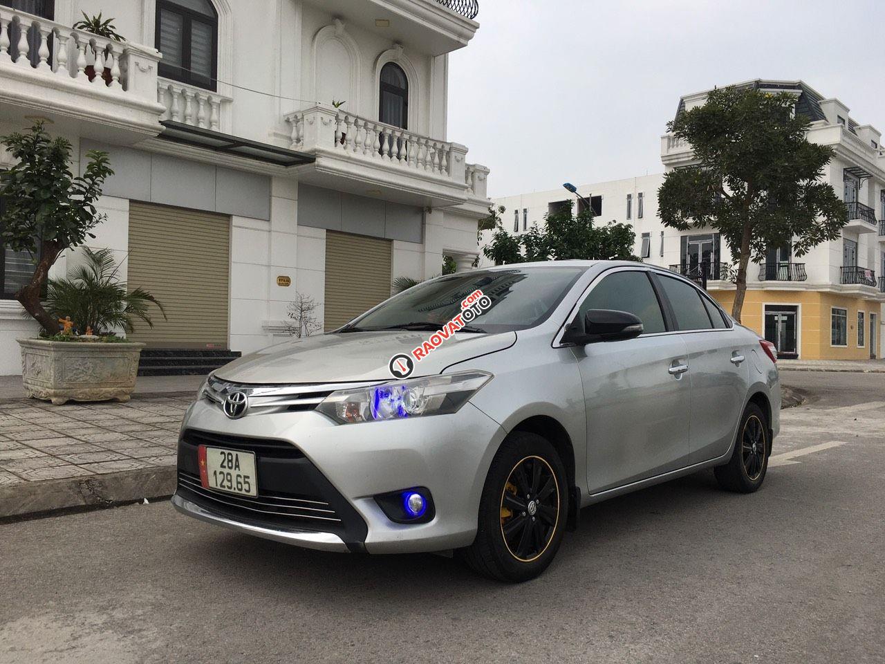 Xe gia đình màu bạc -1