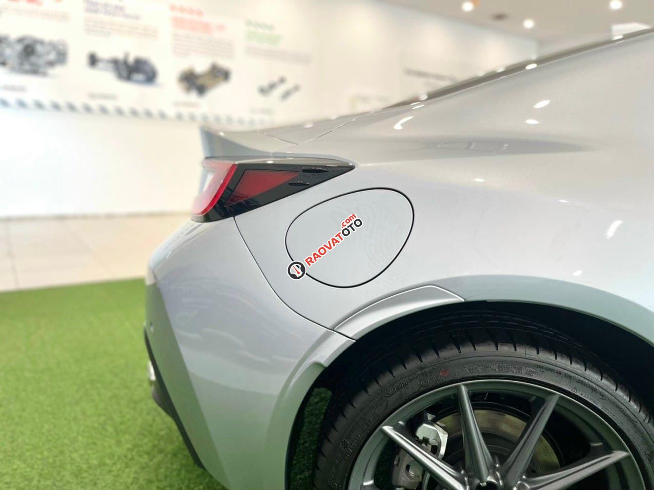 Dòng xe thể thao cá tính màu bạc giao ngay!-1