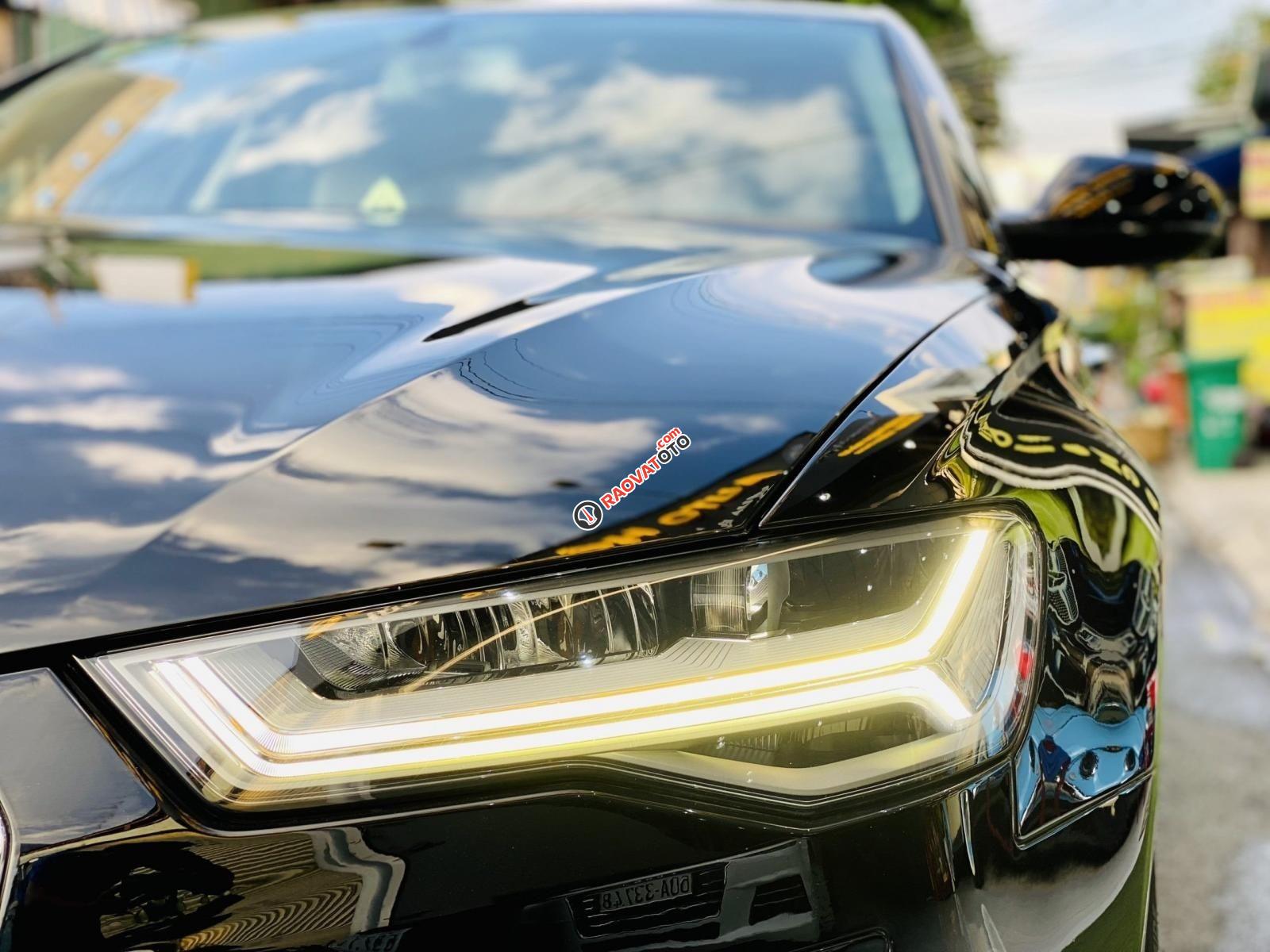 Màu đen, nội thất kem-18