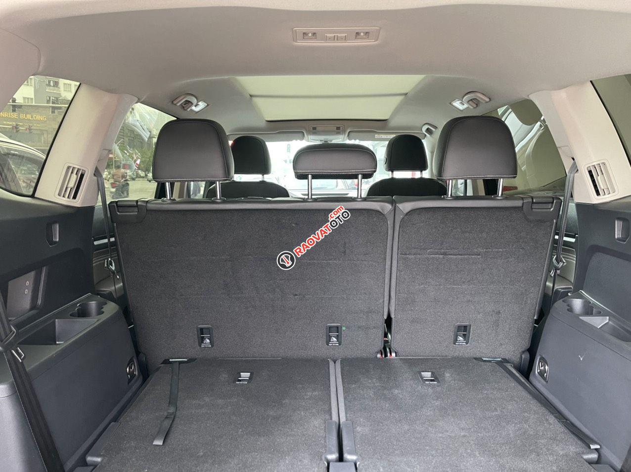 Nội thất rộng rãi kết hợp màu ngoại thất cực cháy-10