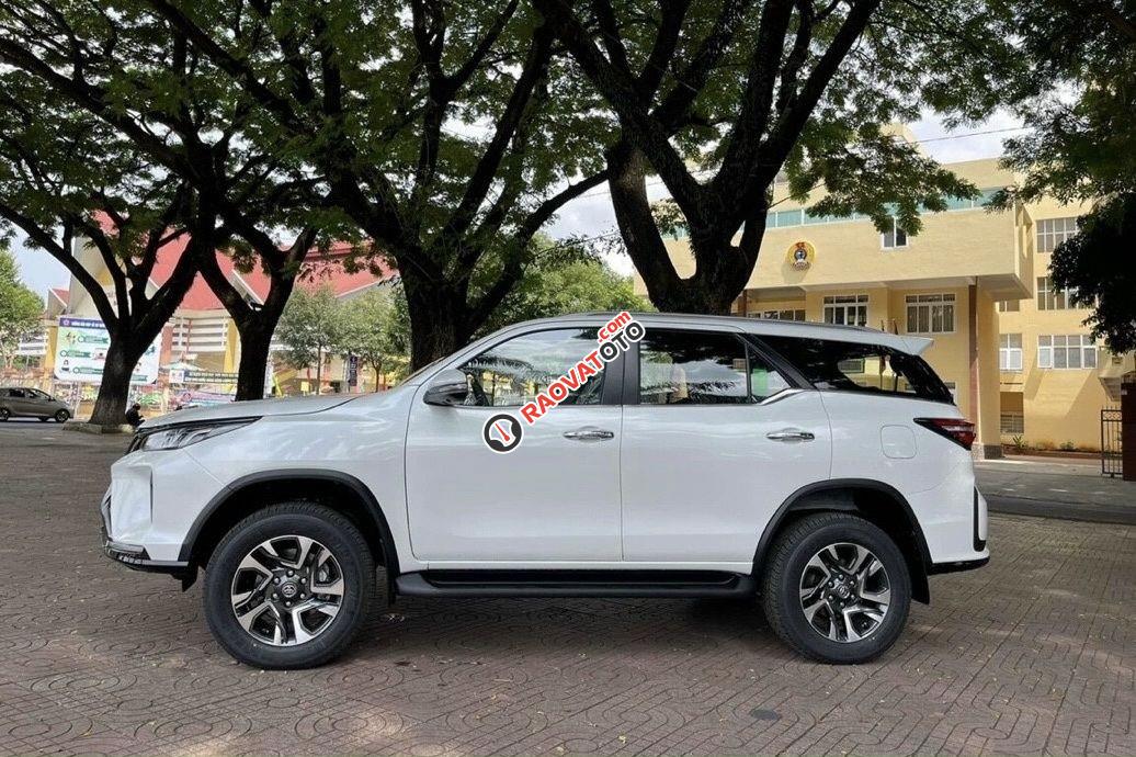 Giảm 100% thuế trước bạ, rất nhiều quà-5