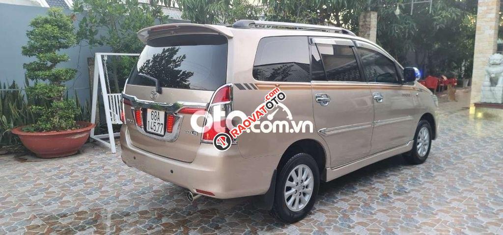 Toyota innova 2012 2.0E-0