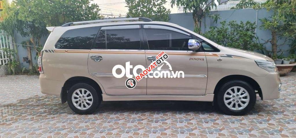 Toyota innova 2012 2.0E-1