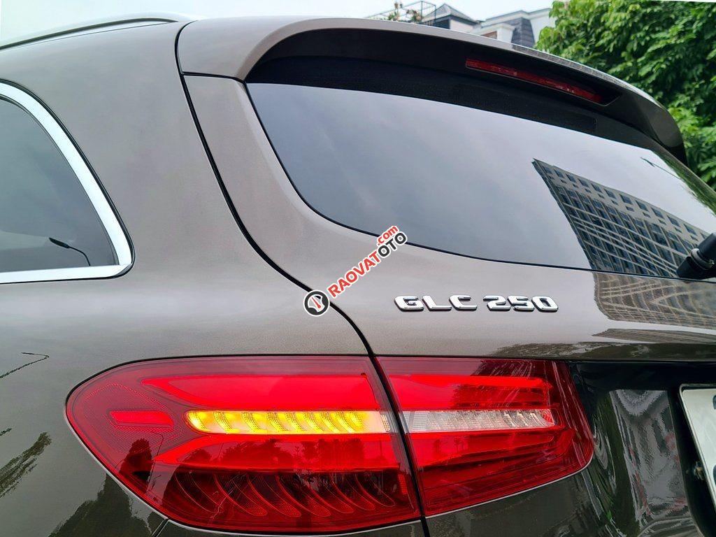 Màu nâu Dolomite, nội thất đen sang trọng-5