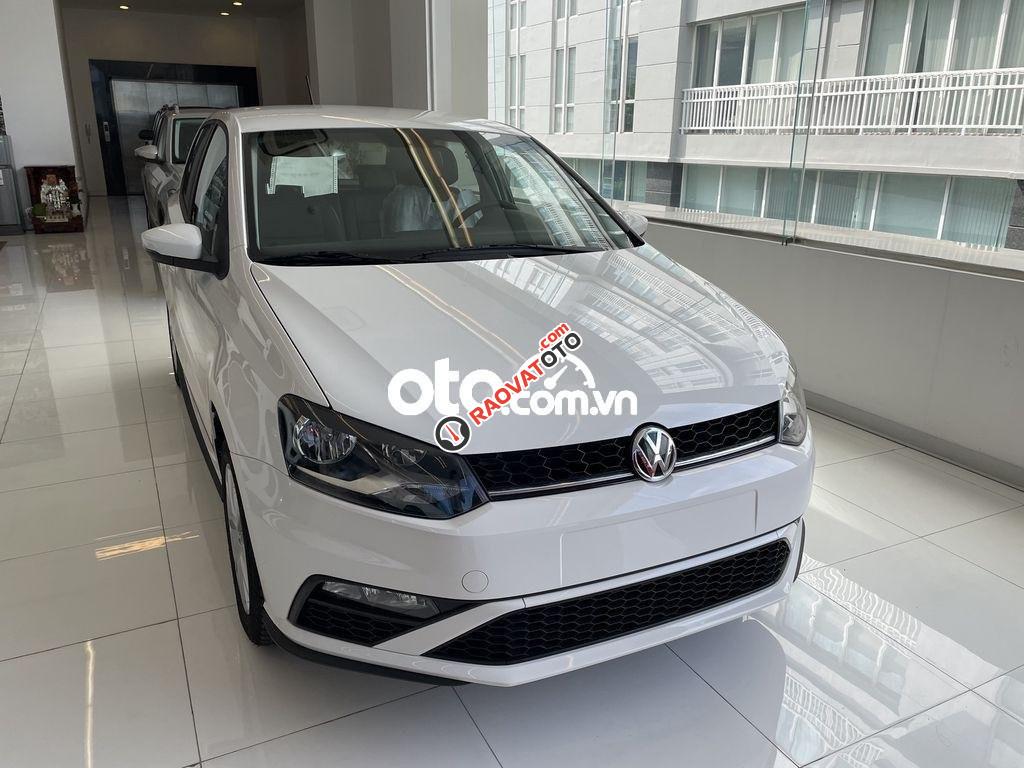 Volkswagen Polo Hatchback Trắng/Đen Tặng 100% TB-4