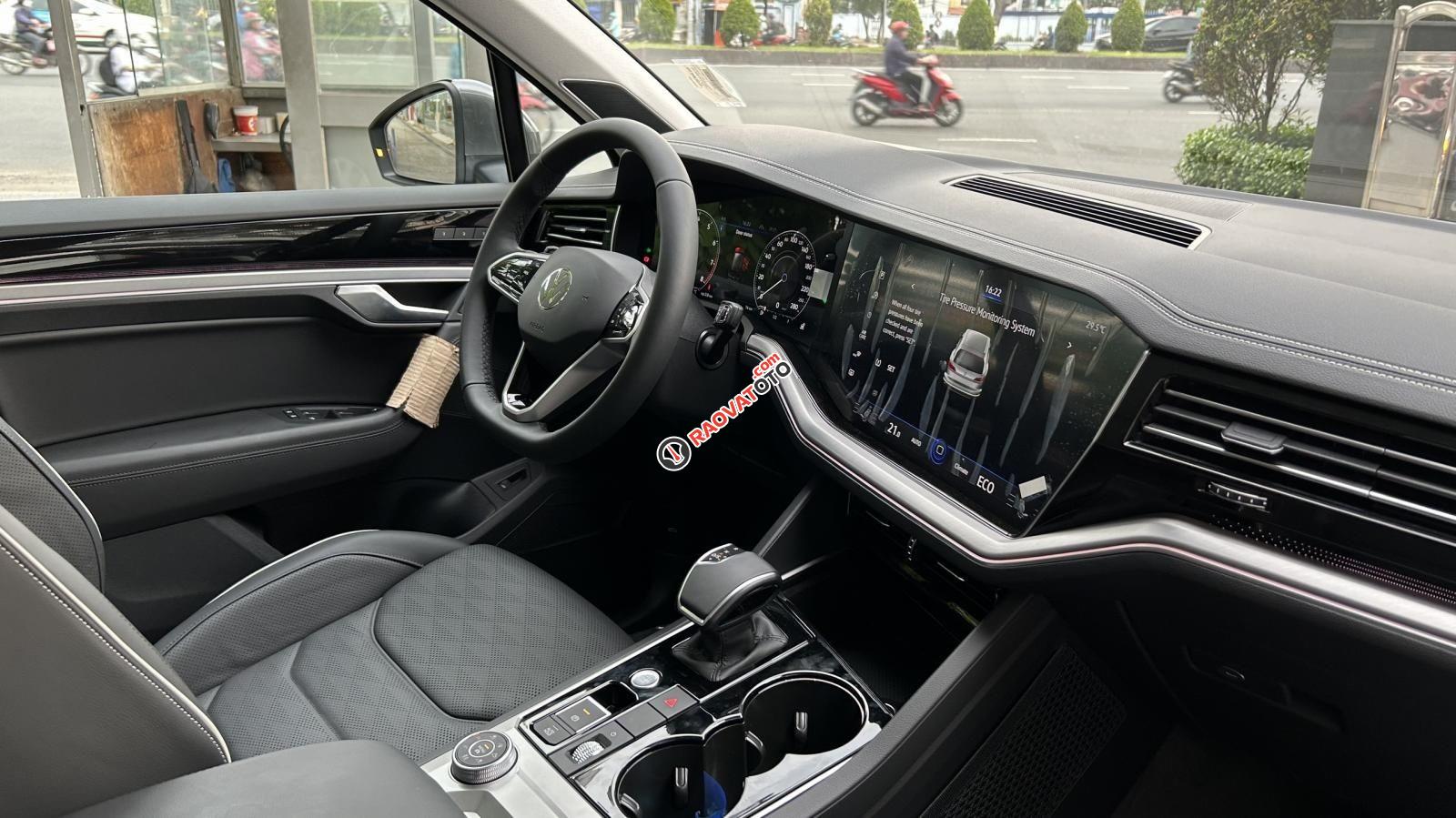 Bán xe Volkswagen Toureg Xám Luxury 2023 giá siêu tốt ưu đãi 300tr-1